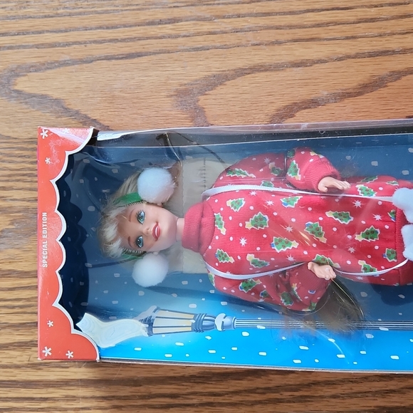 Mattel Special Edition Caroling Fun Barbie - Picture 2 of 4